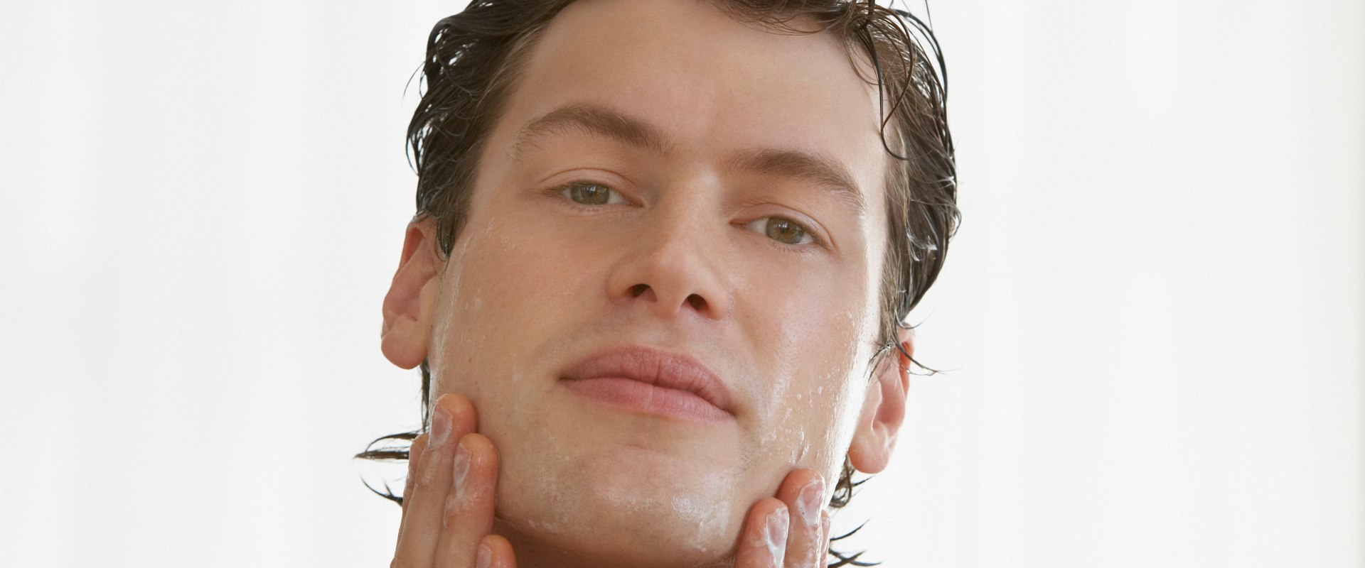 Come applicare correttamente i prodotti per il viso da uomo per ottenere i massimi risultati